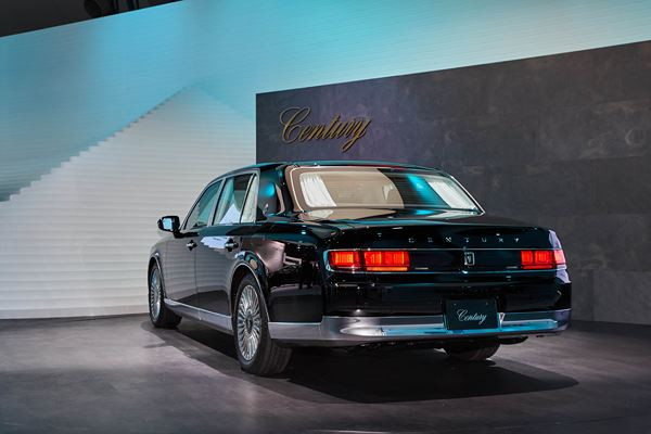 La grande limousine Toyota Century embarque une motorisation V8 hybride