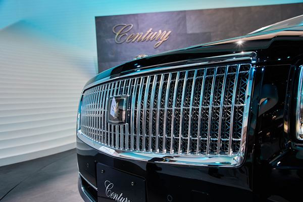 La grande limousine Toyota Century embarque une motorisation V8 hybride