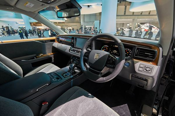 La grande limousine Toyota Century embarque une motorisation V8 hybride