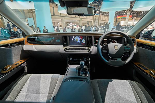 La grande limousine Toyota Century embarque une motorisation V8 hybride