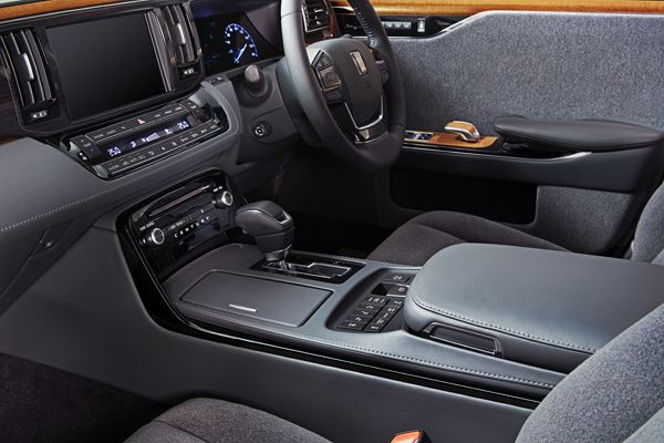 La grande limousine Toyota Century embarque une motorisation V8 hybride