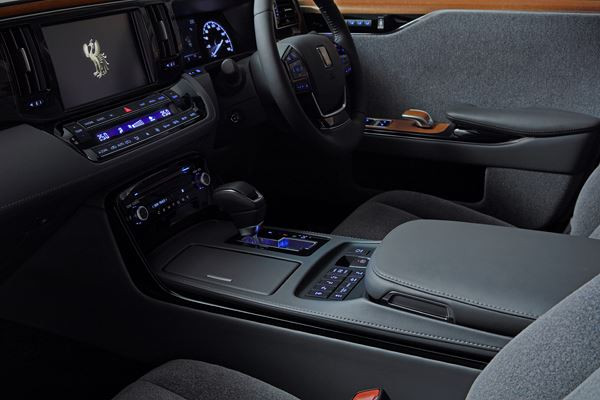 La grande limousine Toyota Century embarque une motorisation V8 hybride