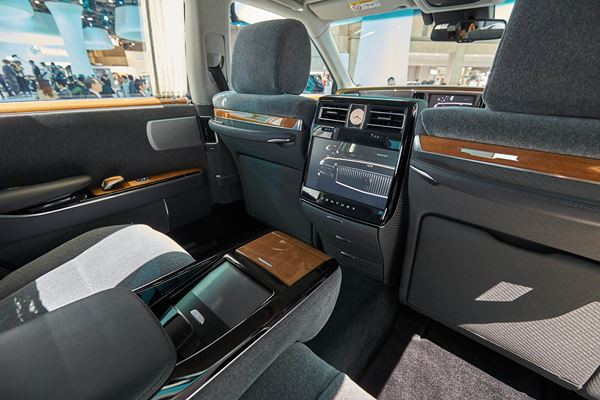 La grande limousine Toyota Century embarque une motorisation V8 hybride