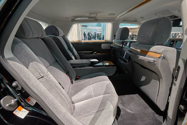 La grande limousine Toyota Century embarque une motorisation V8 hybride