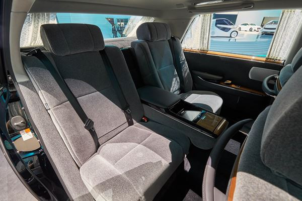 La grande limousine Toyota Century embarque une motorisation V8 hybride