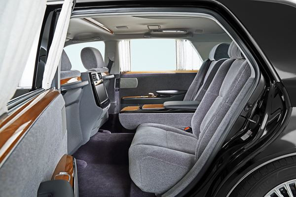 La grande limousine Toyota Century embarque une motorisation V8 hybride