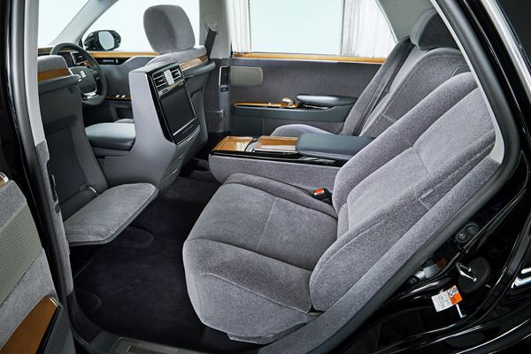La grande limousine Toyota Century embarque une motorisation V8 hybride