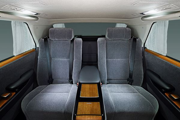 La grande limousine Toyota Century embarque une motorisation V8 hybride