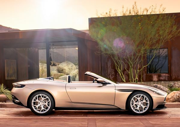 La déclinaison cabriolet de l'Aston Martin DB11 se découvre au printemps