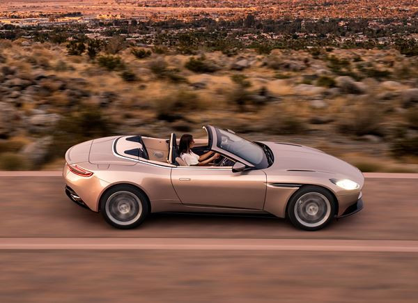 La déclinaison cabriolet de l'Aston Martin DB11 se découvre au printemps