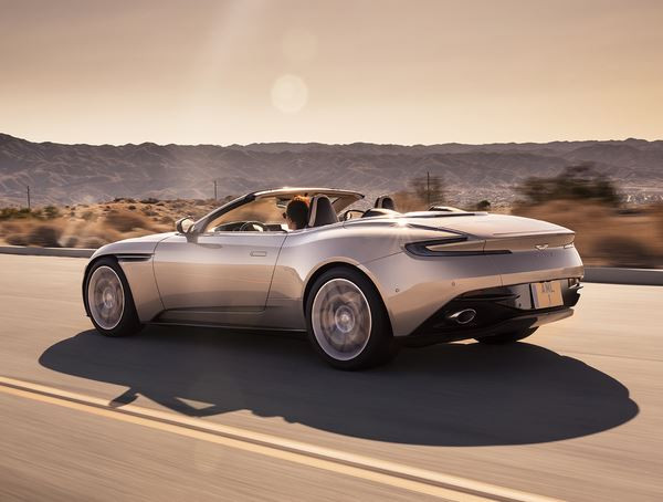 La déclinaison cabriolet de l'Aston Martin DB11 se découvre au printemps