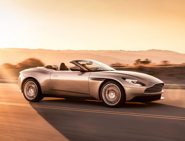 La déclinaison cabriolet de l'Aston Martin DB11 se découvre au printemps
