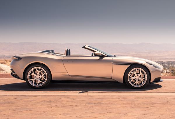La déclinaison cabriolet de l'Aston Martin DB11 se découvre au printemps