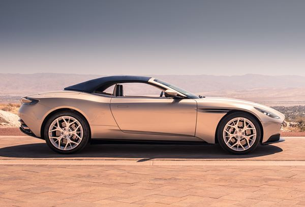 La déclinaison cabriolet de l'Aston Martin DB11 se découvre au printemps