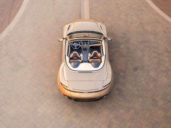 La déclinaison cabriolet de l'Aston Martin DB11 se découvre au printemps
