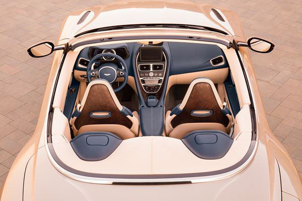 La déclinaison cabriolet de l'Aston Martin DB11 se découvre au printemps