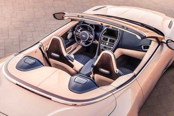La déclinaison cabriolet de l'Aston Martin DB11 se découvre au printemps