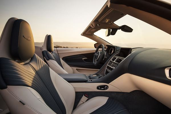 La déclinaison cabriolet de l'Aston Martin DB11 se découvre au printemps