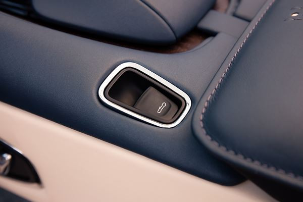 La déclinaison cabriolet de l'Aston Martin DB11 se découvre au printemps