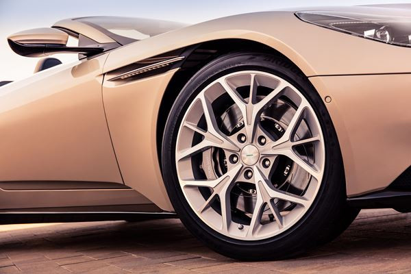 La déclinaison cabriolet de l'Aston Martin DB11 se découvre au printemps