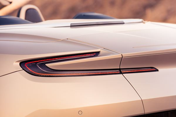 La déclinaison cabriolet de l'Aston Martin DB11 se découvre au printemps