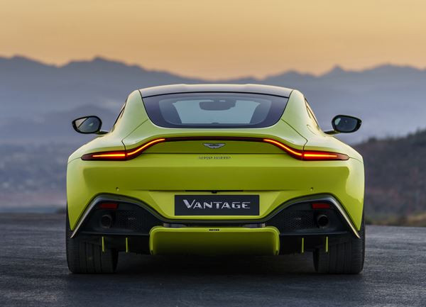 Le coupé sport Aston Martin Vantage embarque un bloc V8 bi-turbo de 510 ch