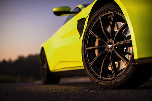 Le coupé sport Aston Martin Vantage embarque un bloc V8 bi-turbo de 510 ch