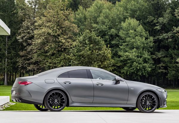 La Mercedes CLS est identifiable à sa silhouette fluide aux lignes épurées