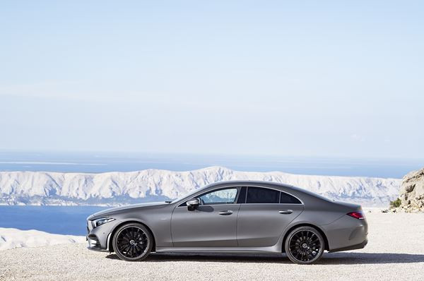 La Mercedes CLS est identifiable à sa silhouette fluide aux lignes épurées