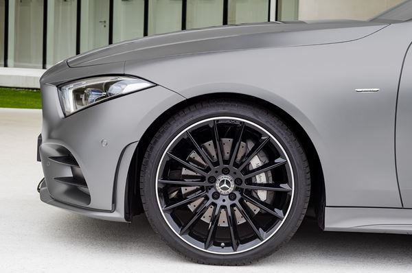 La Mercedes CLS est identifiable à sa silhouette fluide aux lignes épurées