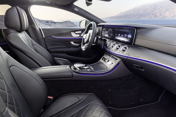 La Mercedes CLS est identifiable à sa silhouette fluide aux lignes épurées
