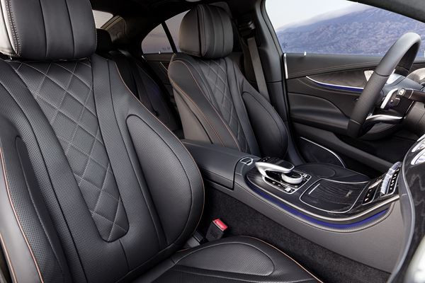 La Mercedes CLS est identifiable à sa silhouette fluide aux lignes épurées