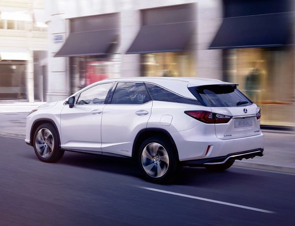 Le Lexus RX 450h L sept places adopte trois rangées de sièges