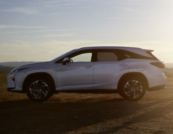 Le Lexus RX 450h L sept places adopte trois rangées de sièges