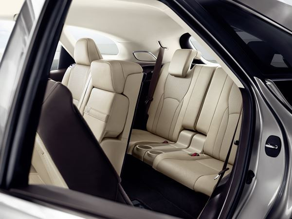 Le Lexus RX 450h L sept places adopte trois rangées de sièges