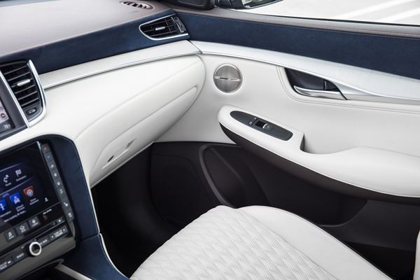 Le SUV Infiniti QX50 affiche des proportions athlétiques
