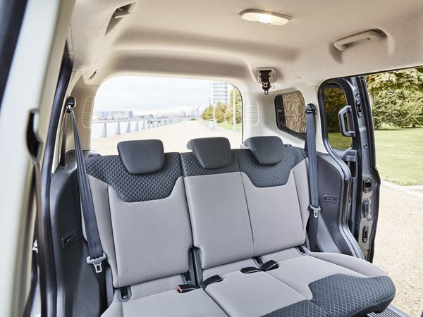 Le ludospace Ford Tourneo Courier arbore une face avant redessinée