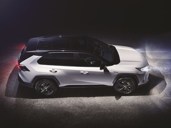 Le Toyota RAV4 affiche des lignes robustes