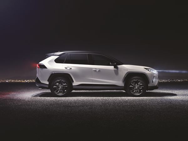 Le Toyota RAV4 affiche des lignes robustes