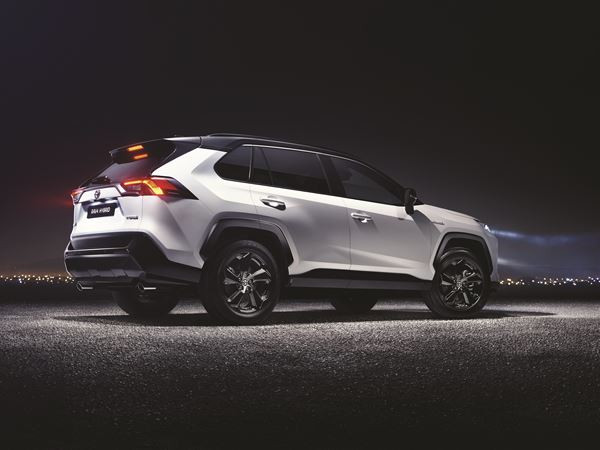 Le Toyota RAV4 affiche des lignes robustes