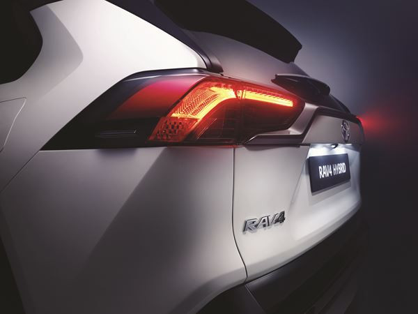 Le Toyota RAV4 affiche des lignes robustes
