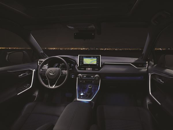 Le Toyota RAV4 affiche des lignes robustes