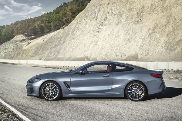 La BMW Série 8 Coupé affiche une silhouette élancée avec des vitres fuselées