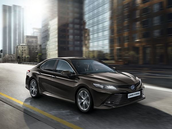 La berline tricorps Toyota Camry hybride-électrique revient en Europe