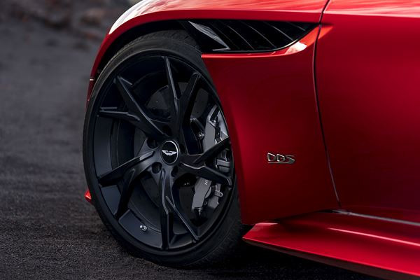 L'Aston Martin DBS Superleggera embarque un V12 de 725 ch