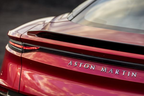 L'Aston Martin DBS Superleggera embarque un V12 de 725 ch