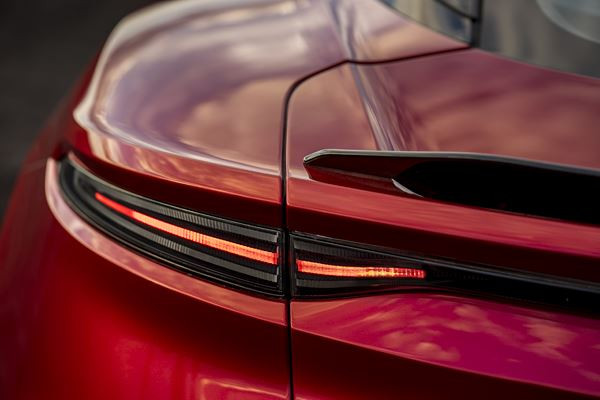 L'Aston Martin DBS Superleggera embarque un V12 de 725 ch