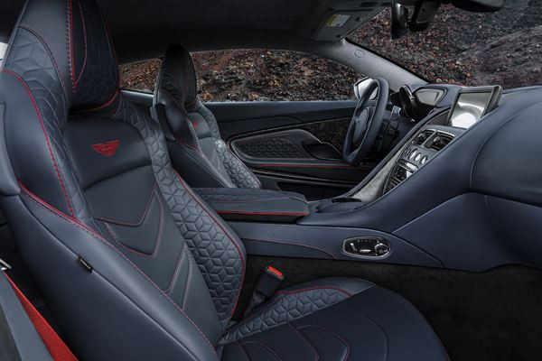 L'Aston Martin DBS Superleggera embarque un V12 de 725 ch