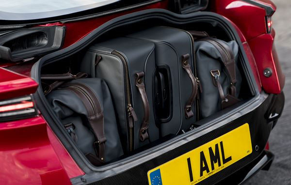 L'Aston Martin DBS Superleggera embarque un V12 de 725 ch