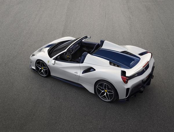 La Ferrari 488 Pista Spider affiche un rapport poids-puissance de 1,92 kg/ch